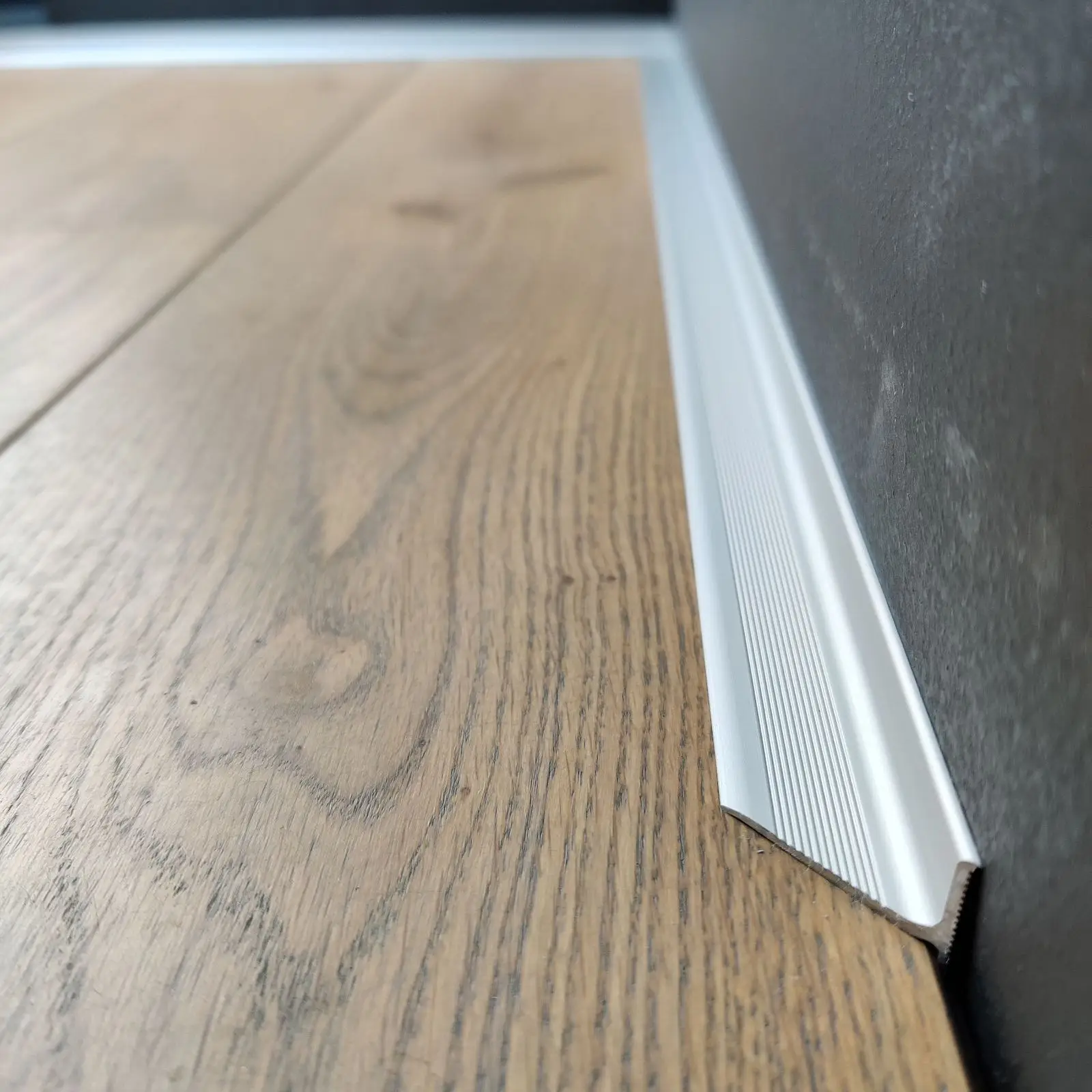 Плинтус алюминиевый Антиплинтус Kluchuk Анодированный